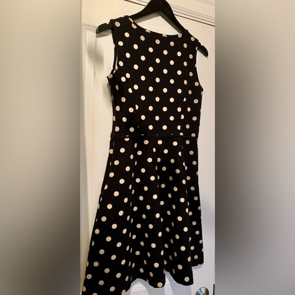LN ANN TAYLOR V-NECK DRESS. YUMMY FABRIC. BLACK W/TAN POLKA DOTS. FLATTERING❤️ - Picture 4 of 8